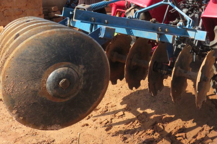 L’attribut alt de cette image est vide, son nom de fichier est Cover-crop-et-tracteur-Mahindra-d-Emmanuel-2-700x466.jpg.