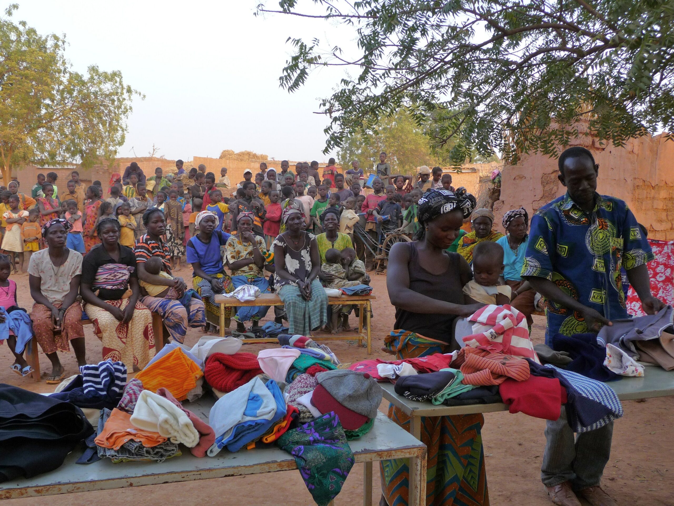 Distribution vêtements au village de Sargo